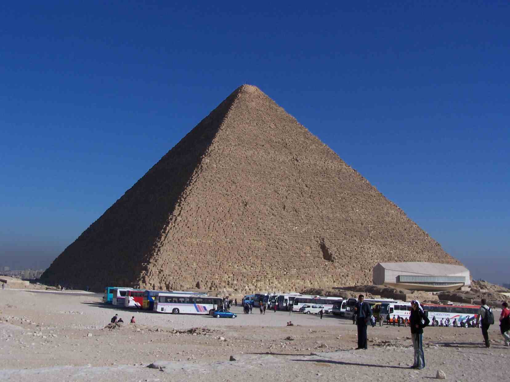 Pyramide de Chops avec  ses pieds le batiment renfermant la barque solaire